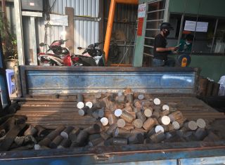 NGUYÊN LIỆU SẮT GÓP PHẦN SẢN XUẤT KHẨU TRANG TRONG MÙA DỊCH COVID-19